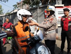 Satlantas Bone dan Jasa Raharja Bagikan Helm Gratis