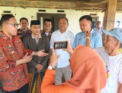 Wabup Bone Serahkan Bantuan kepada Korban Angin Puting Beliung